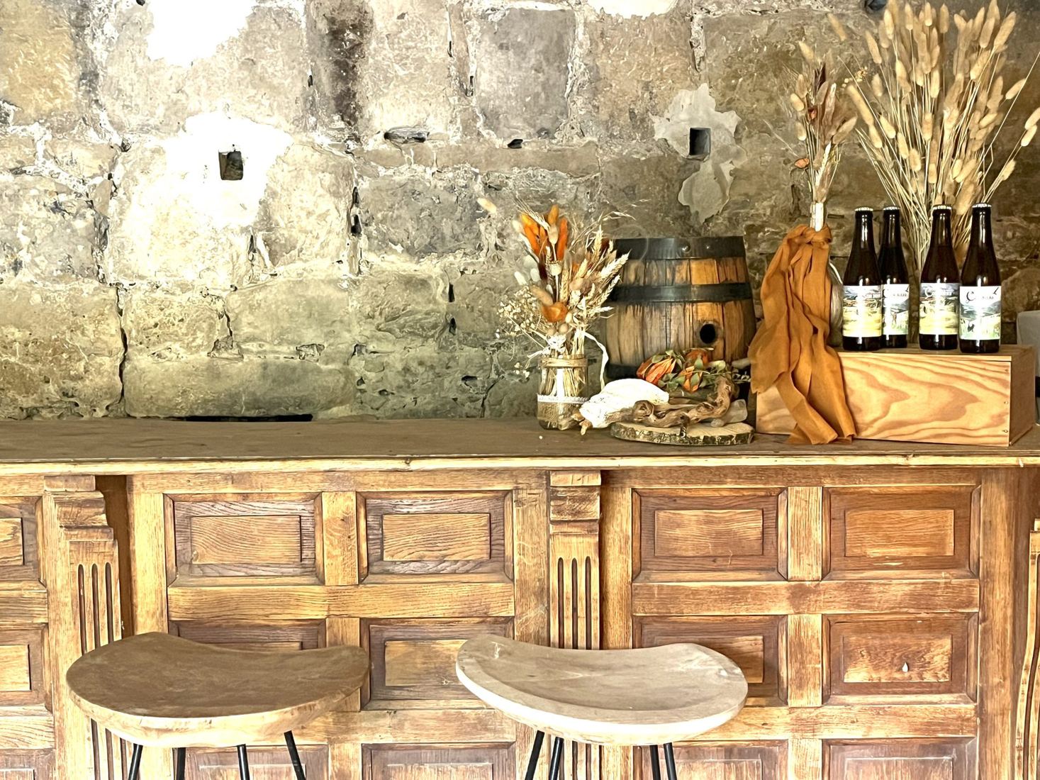 Le bar en bois du caveau voûté et ses bières artisanales