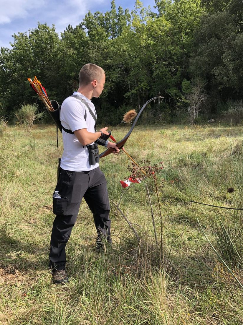 Archer sur le parcours de tir à l'arc en pleine nature