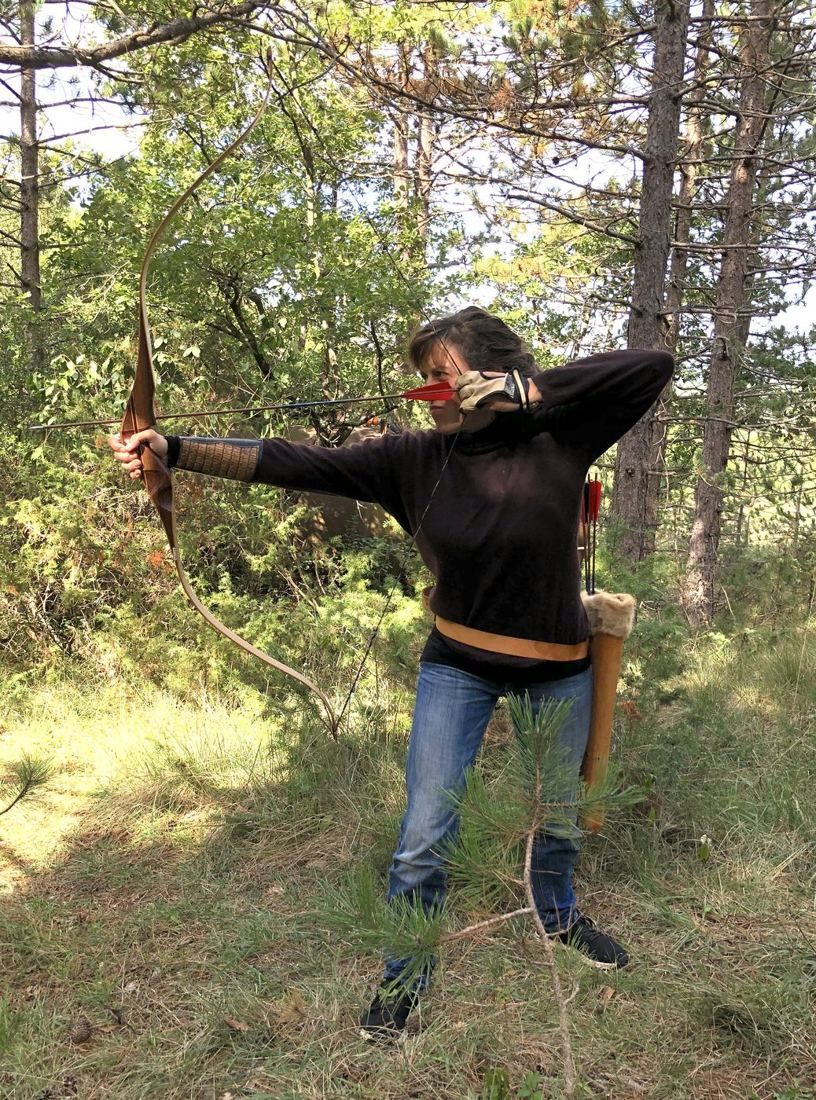 Tir à l'arc en sous-bois, au milieu des pins