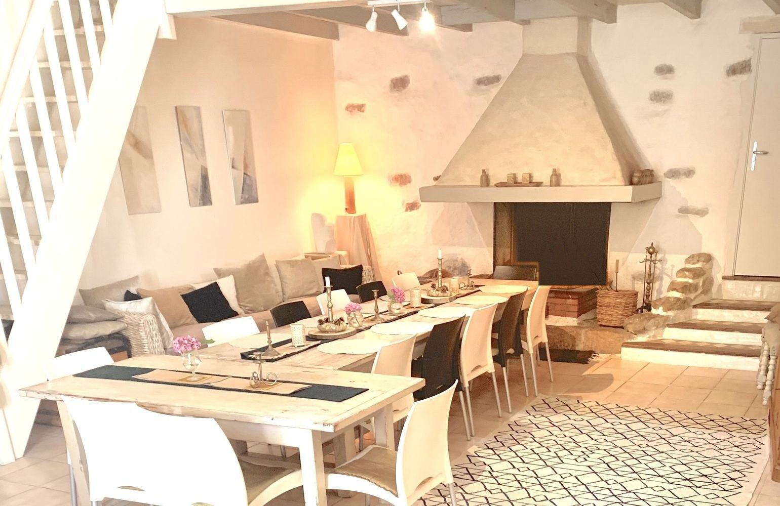 La grande salle à manger et sa cheminée ouverte