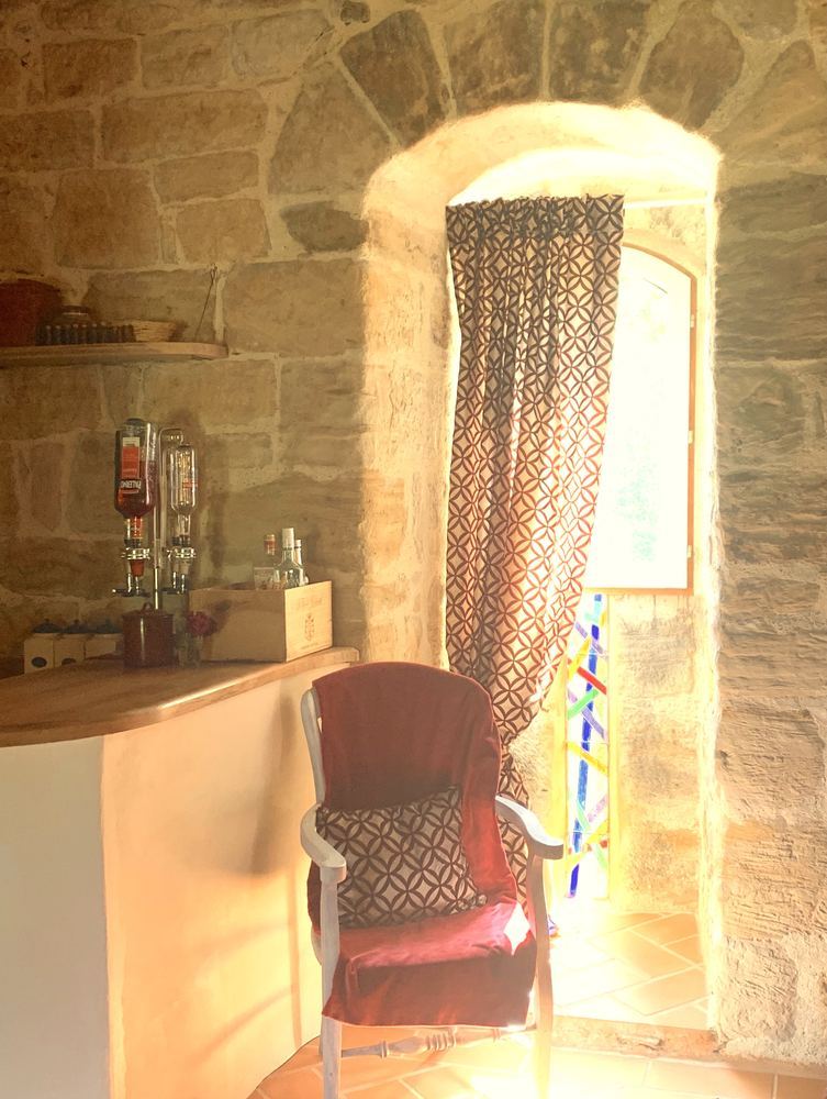 Le coin bar du salon Rouge et sa fenêtre à vitrail