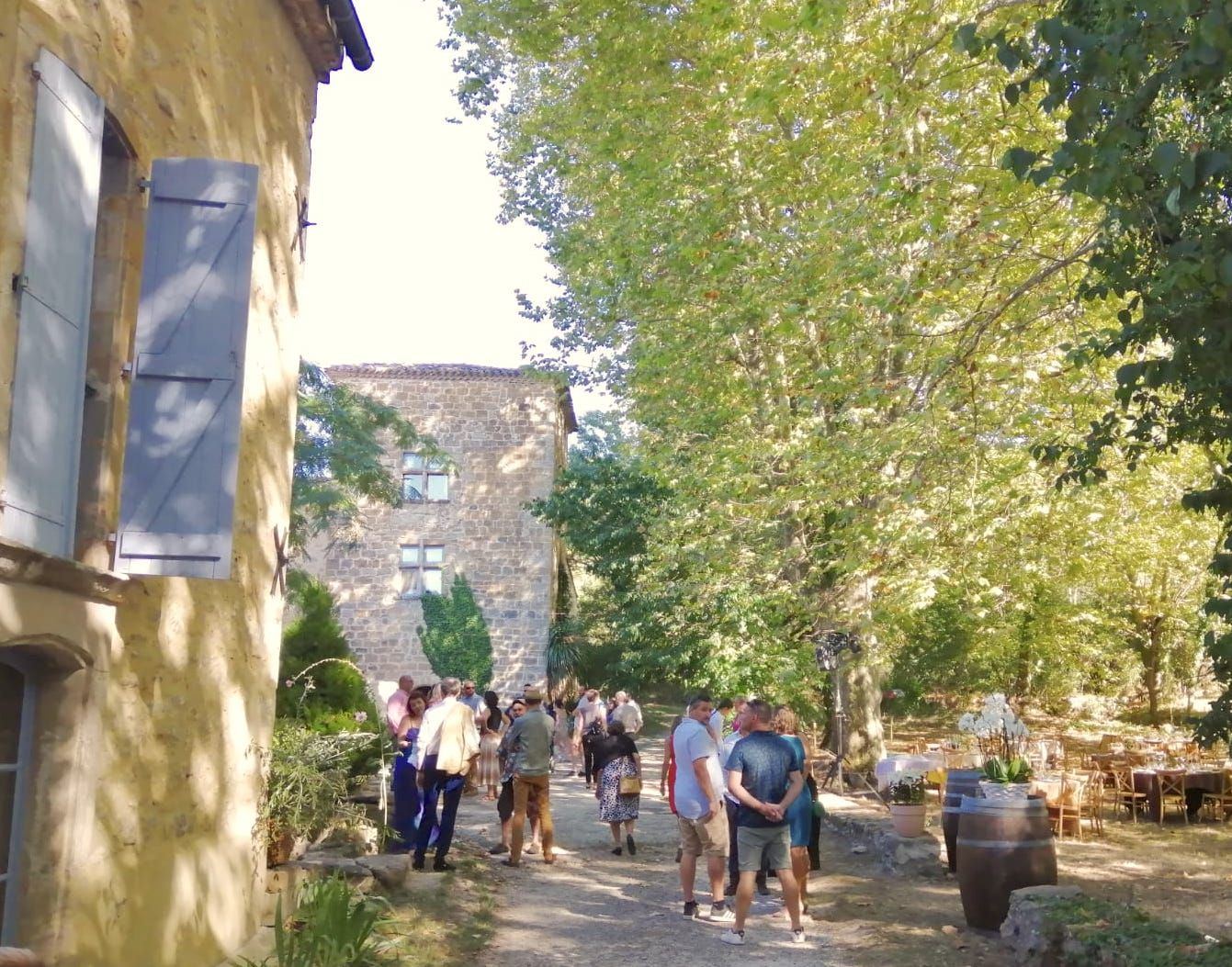 Arrivée des invités dans l'allée des platanes, au pied de la tour