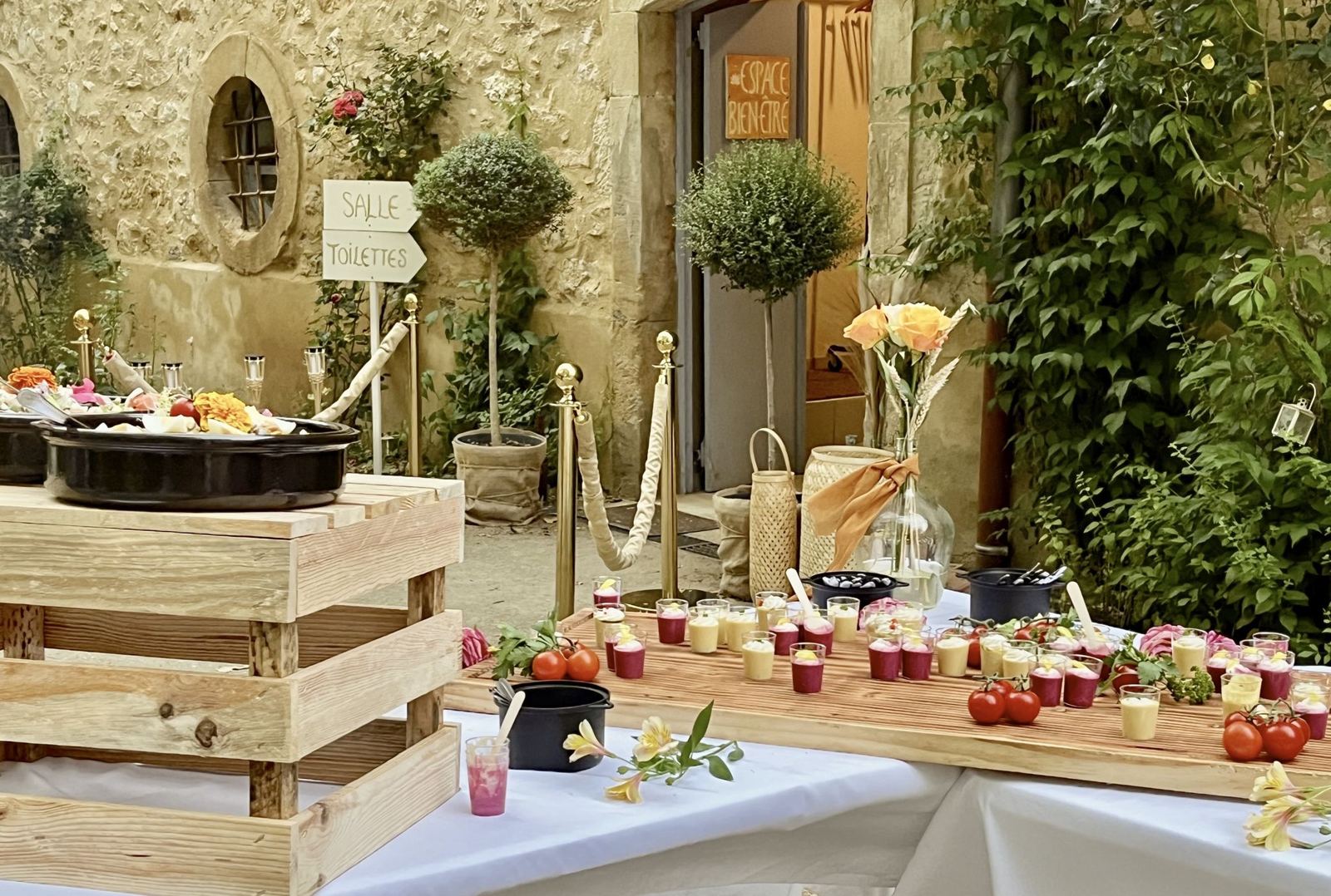 Buffet de l'apéritif dans la cour, verrines et fleurs