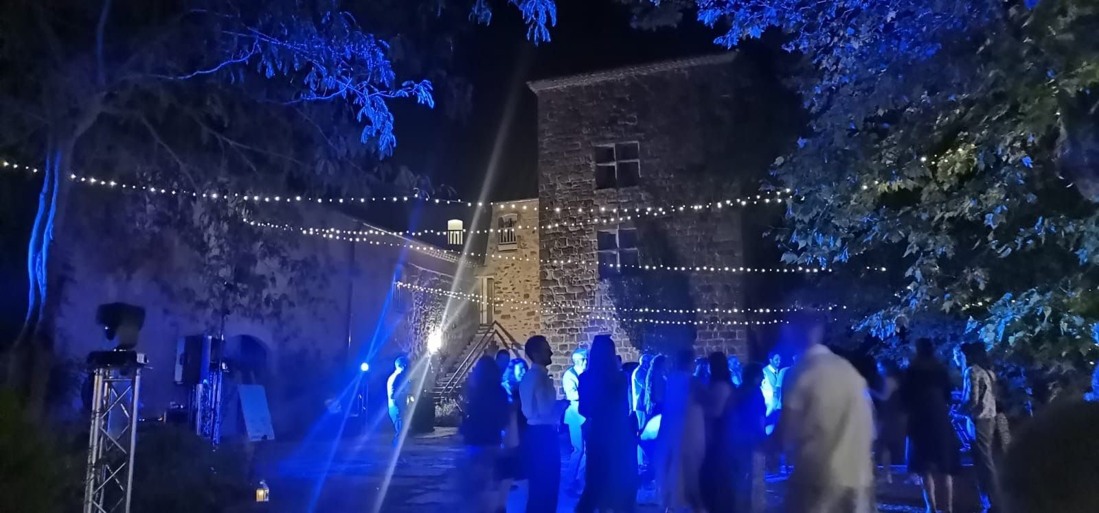 Piste de danse dans la cour, au pied de la tour illuminée