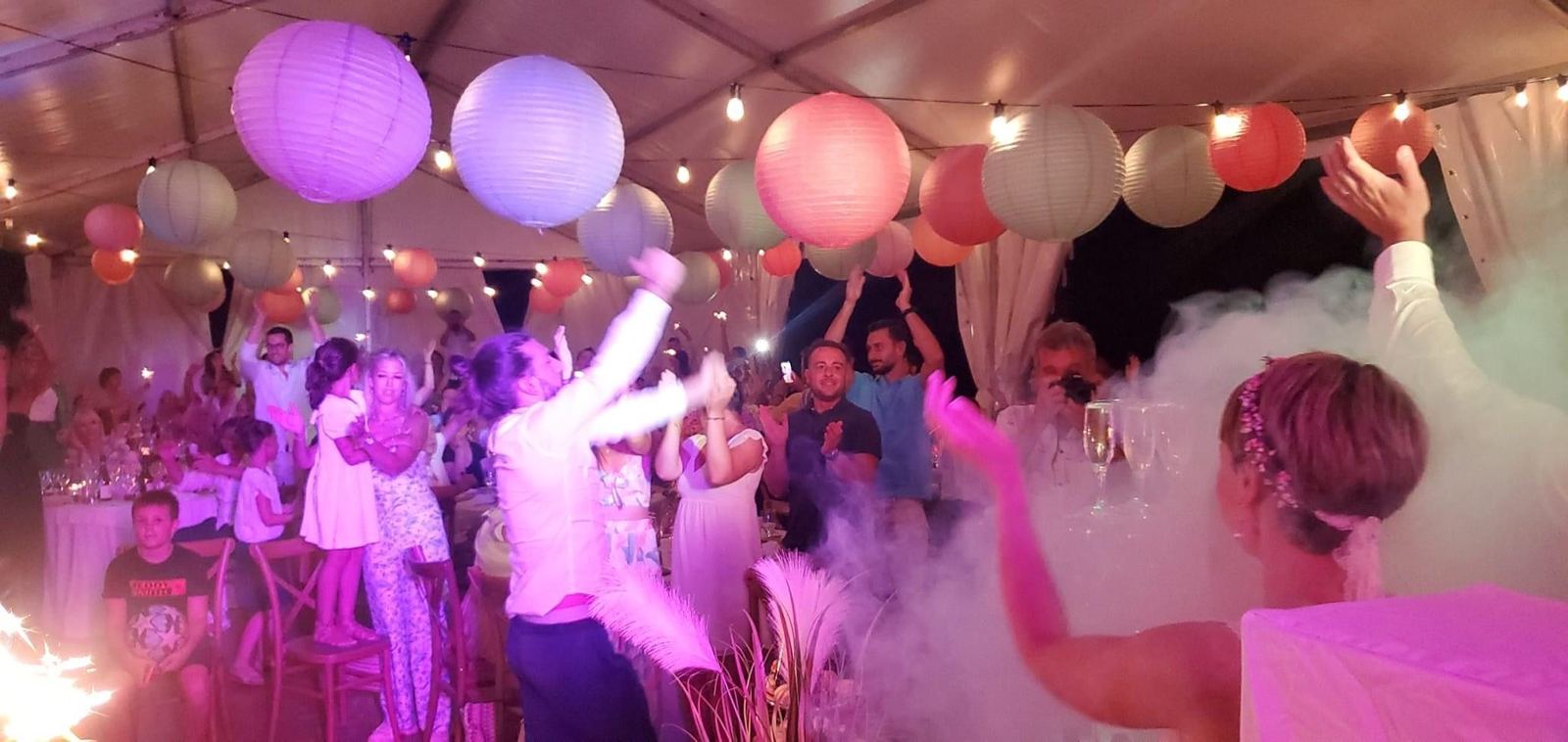 Soirée dansante sous le chapiteau aux lampions