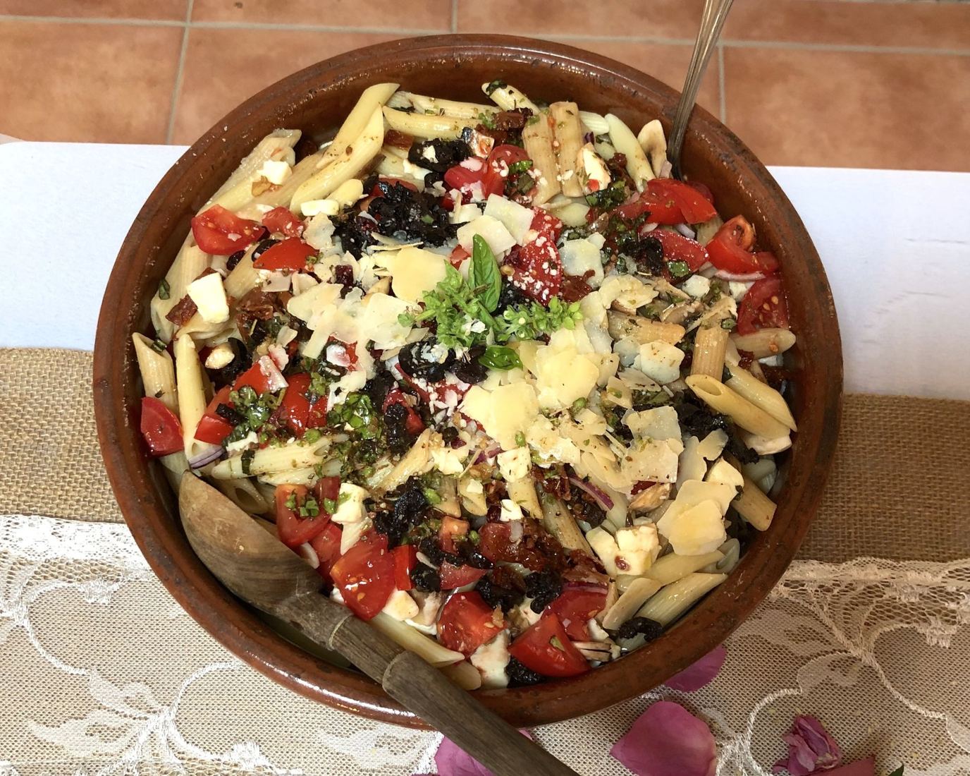 Salade de penne aux tomates, olives et copeaux de fromage