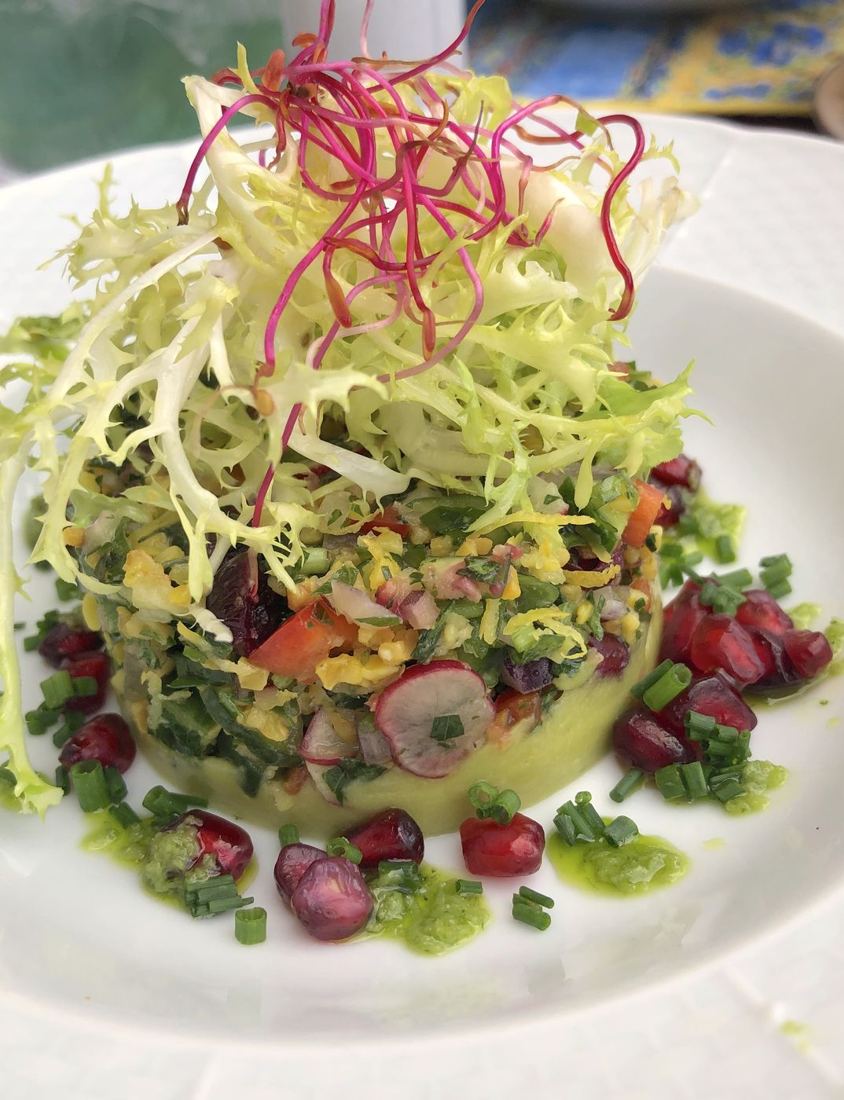 Tartare de légumes, frisée, jeunes pousses et grenade